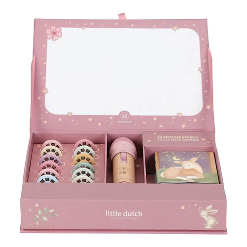 Frontansicht der geöffneten rosa Geschenkbox des Little Dutch Geschichten-Taschenlampen- und Projektor-Sets aus der Fairy Garden Kollektion mit Holz-Taschenlampe, Diascheiben und Geschichtenheften