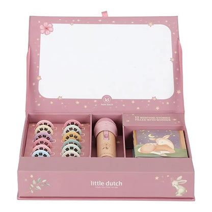 Frontansicht der geöffneten rosa Geschenkbox des Little Dutch Geschichten-Taschenlampen- und Projektor-Sets aus der Fairy Garden Kollektion mit Holz-Taschenlampe, Diascheiben und Geschichtenheften