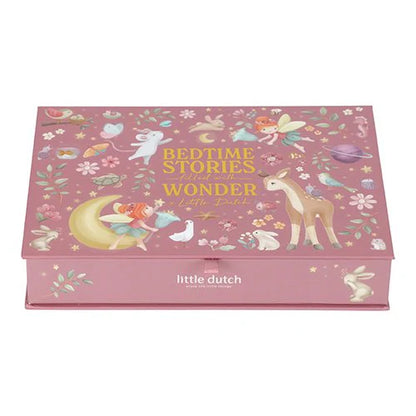 Geschlossene rosa Geschenkbox des Little Dutch Geschichten-Taschenlampen- und Projektor-Sets aus der Fairy Garden Kollektion mit „Bedtime Stories filled with Wonder“-Motiv und verspielten Illustrationen