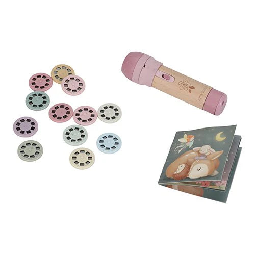 Inhalt des Little Dutch Geschichten-Taschenlampen- und Projektor-Sets aus der Fairy Garden Kollektion in Rosa – Holz-Taschenlampe, mehrere Diascheiben und Geschichtenheft mit Reh- und Feenmotiv