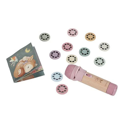 Übersicht des Little Dutch Geschichten-Taschenlampen- und Projektor-Sets aus der Fairy Garden Kollektion in Rosa mit Geschichtenheften, mehreren Diascheiben und Holz-Taschenlampe