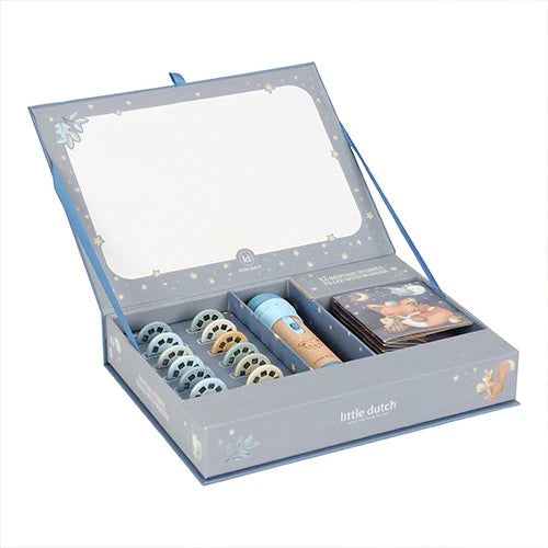 Geöffnete blaue Geschenkbox des Little Dutch Geschichten-Taschenlampen- und Projektor-Sets aus der Forest Friends Kollektion mit Holz-Taschenlampe, Diascheiben und Geschichtenheften