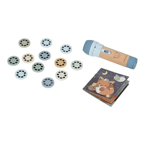 Inhalt des Little Dutch Geschichten-Taschenlampen- und Projektor-Sets aus der Forest Friends Kollektion in Blau – Holz-Taschenlampe, mehrere Diascheiben und Geschichtenheft mit Tiermotiven