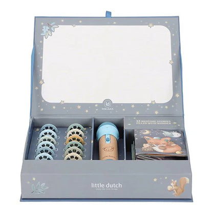 Little Dutch Geschichten-Taschenlampe und Projektor Set aus der Forest Friends Kollektion in Blau – mit 12 Gutenachtgeschichten in Aufbewahrungsbox, ideal für das Kinderzimmer
