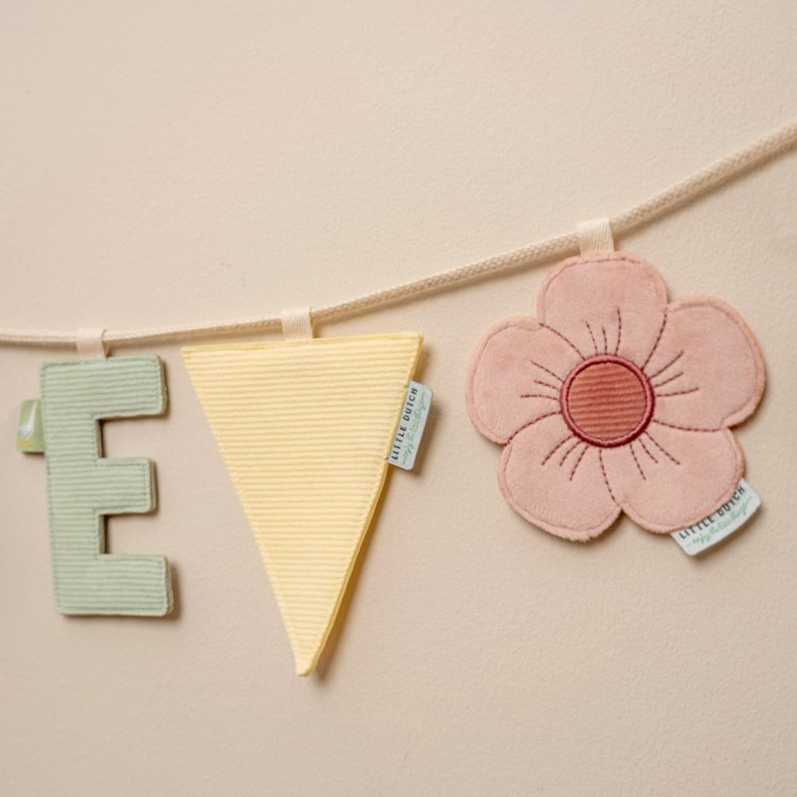 Little Dutch Girlande mit Blüten-Anhänger und Stoffbuchstaben an der Kordel – schöne Kinderzimmerdeko und Geschenkidee zur Geburt oder Taufe