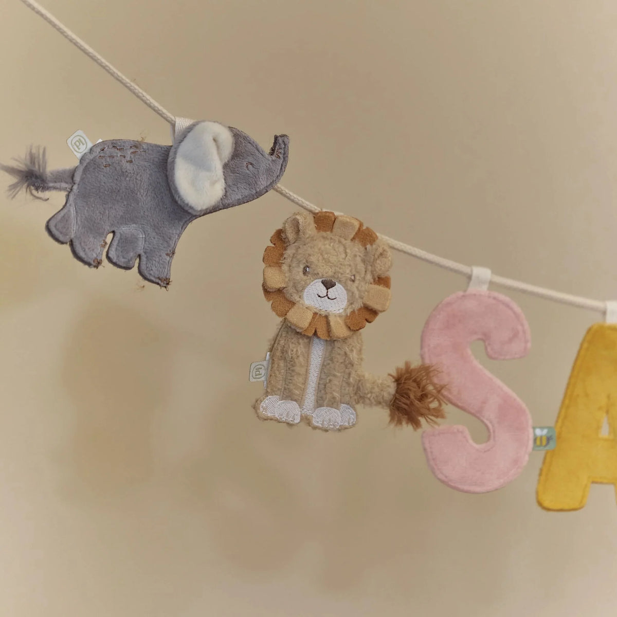 Little Dutch Girlande mit Löwen- und Elefant-Anhänger im Safari-Design – liebevolle Kinderzimmerdeko und Geschenkidee zur Geburt oder Taufe