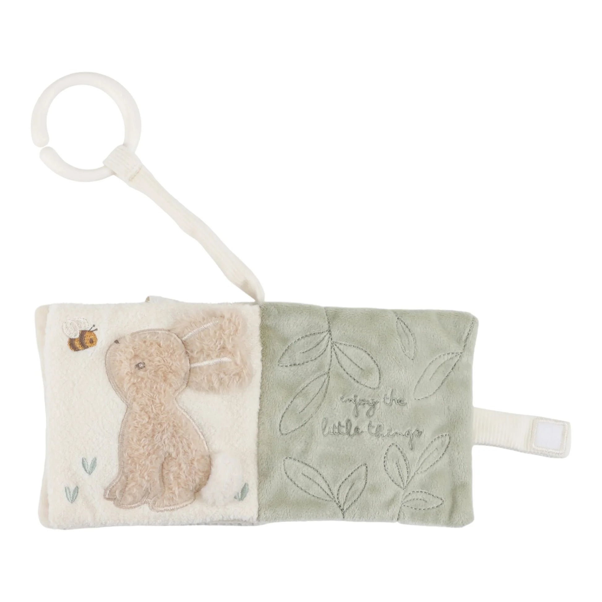Aufgeklapptes Little Dutch Buggybuch Newborn Naturals in Weiß mit Hase, Biene und Schriftzug „enjoy the little things“ sowie Ring zum Befestigen – Babybuch für Kinderwagen und Maxi-Cosi bei Burgfrollein
