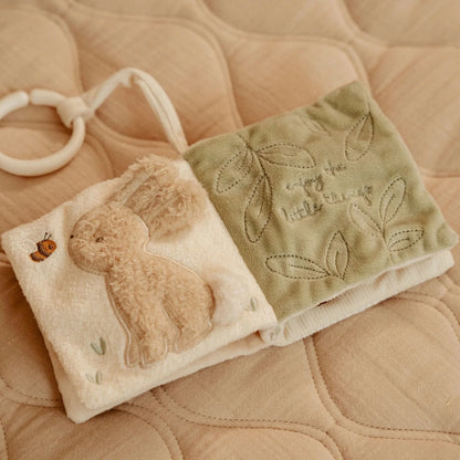 Little Dutch Buggybuch Newborn Naturals in Weiß mit Gans-Motiv und Stickerei „enjoy the little things" – Babybuch zum Befestigen an Kinderwagen und Maxi-Cosi bei Burgfrollein