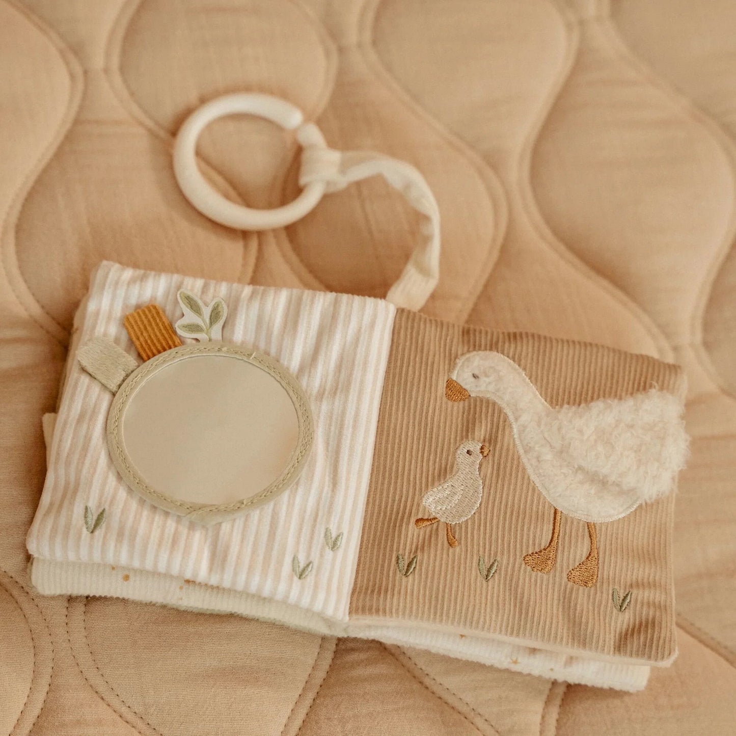 Aufgeschlagenes Little Dutch Buggybuch Newborn Naturals in Weiß mit Spiegel, Gans und Küken sowie Holzring zum Befestigen – Babybuch für Kinderwagen und Maxi-Cosi bei Burgfrollein