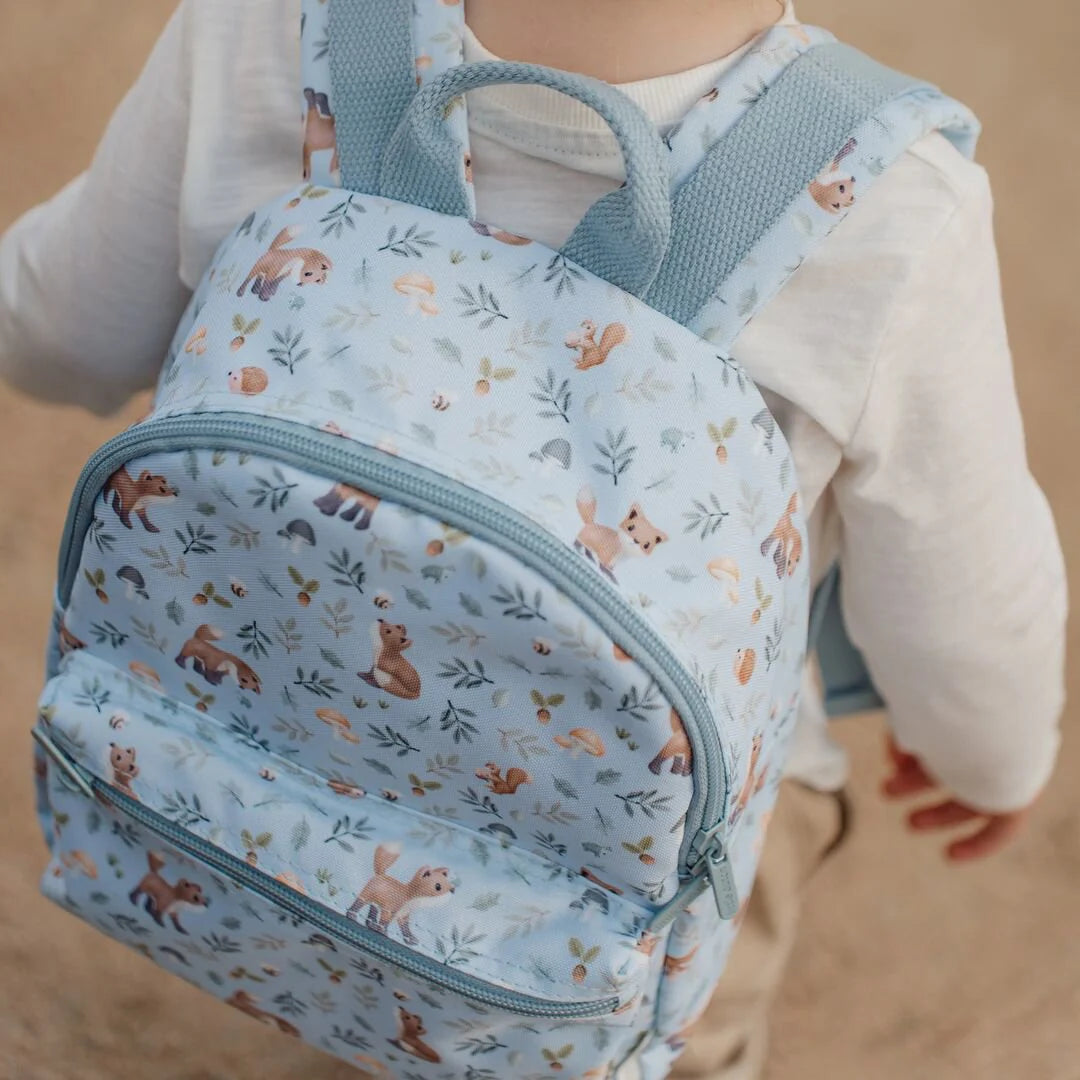 Kind trägt Little Dutch Kinderrucksack aus der Forest Friends Kollektion in Hellblau – Tragefoto mit Detailansicht von Fuchs- und Eichhörnchen-Print, ideal für Kindergarten und Kita