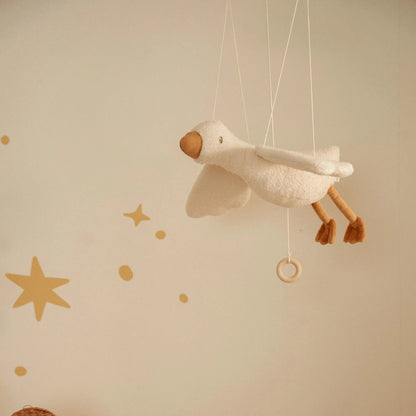 Little Dutch schwebende Gans aus der Little Goose Newborn Collection – plüschige Deko-Gans im Kinderzimmer vor sternenbedruckter Wand, ideal für Wickelbereich oder über dem Babybett