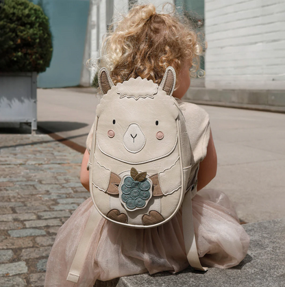 Little Who Rucksack Alpaka Lille groß mit Beeren-Patch wird von Kind getragen – Kinderrucksack für Kita und Ausflug