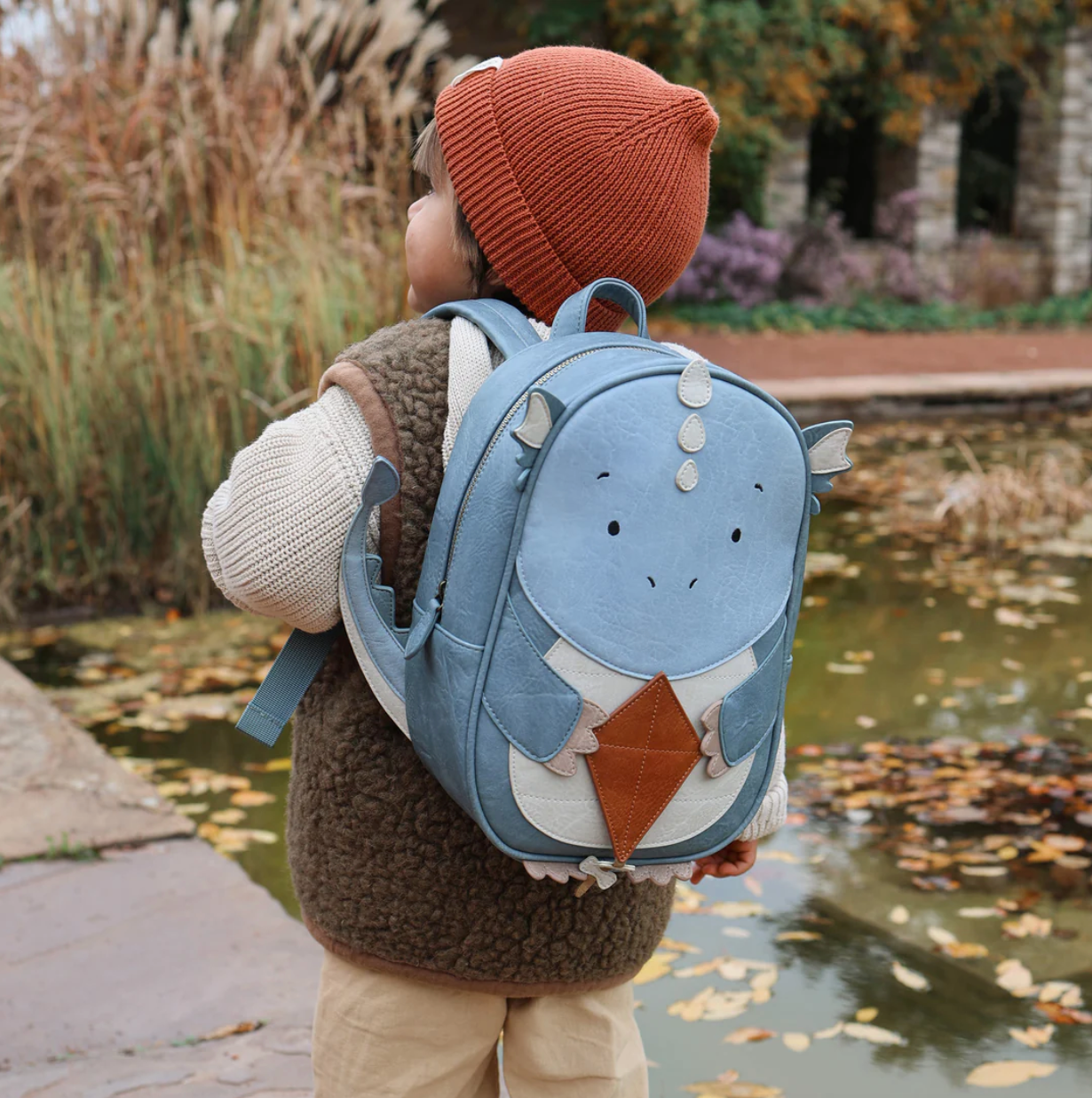 Little Who Rucksack Drache Snorre groß wird von Kind getragen – Kinderrucksack für Kita und Ausflug