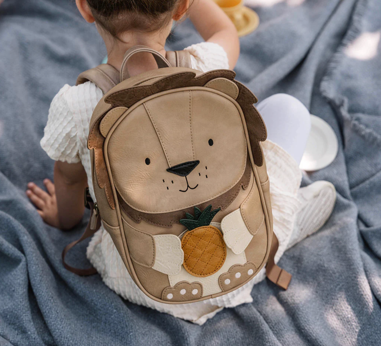 Little Who Rucksack Löwe Kaius groß mit Ananas-Patch wird von Kind getragen – Kinderrucksack für Kita und Ausflug