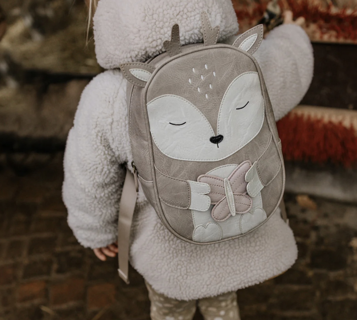 Little Who Rucksack Reh Alvy groß wird von Kind getragen – Kinderrucksack für Kita und Ausflug