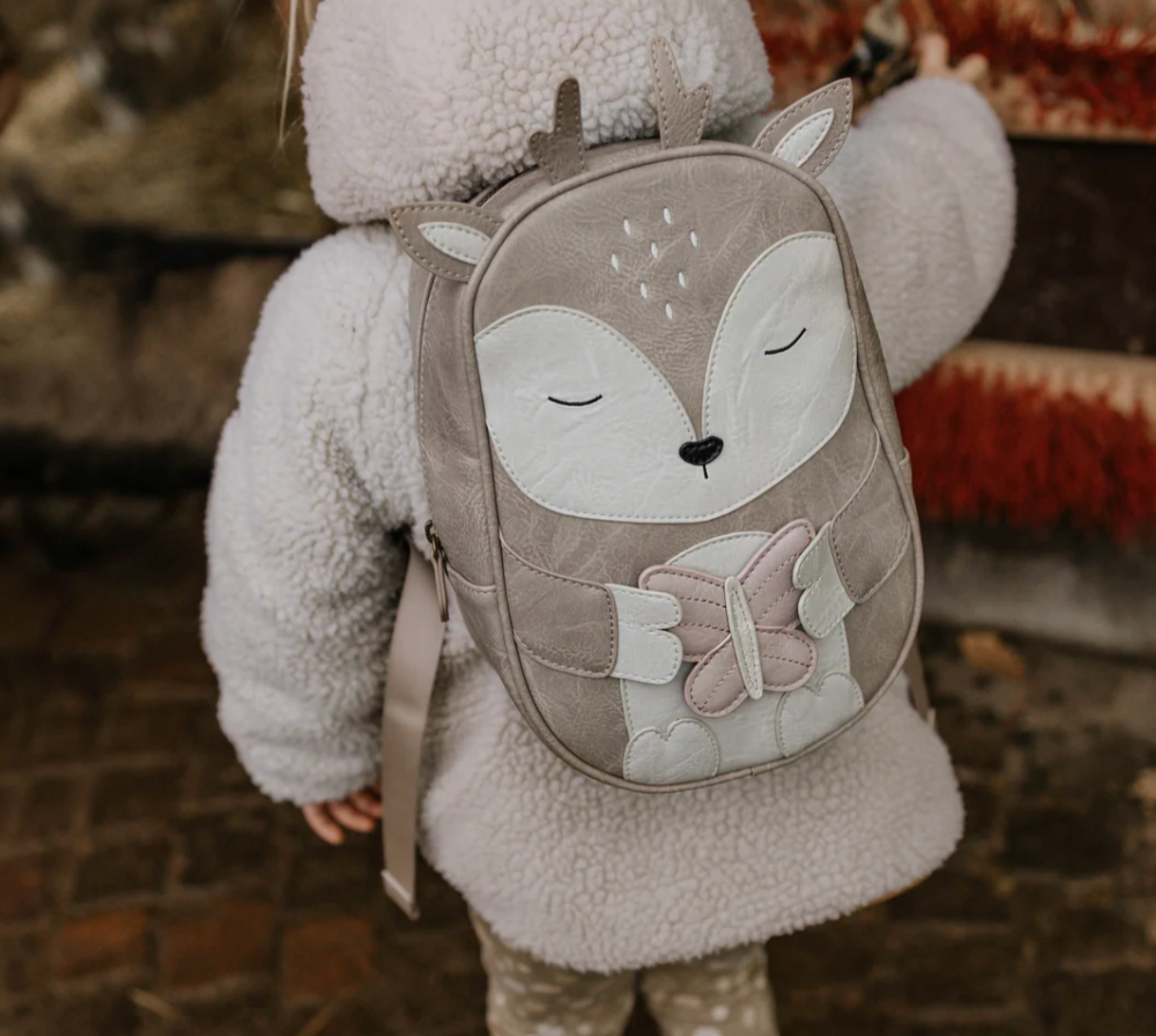 Little Who Rucksack Reh Alvy groß wird von Kind getragen – Kinderrucksack für Kita und Ausflug