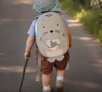 Little Who Rucksack Seerobbe Levi wird von Kind getragen – Kinderrucksack für Kita und Ausflug