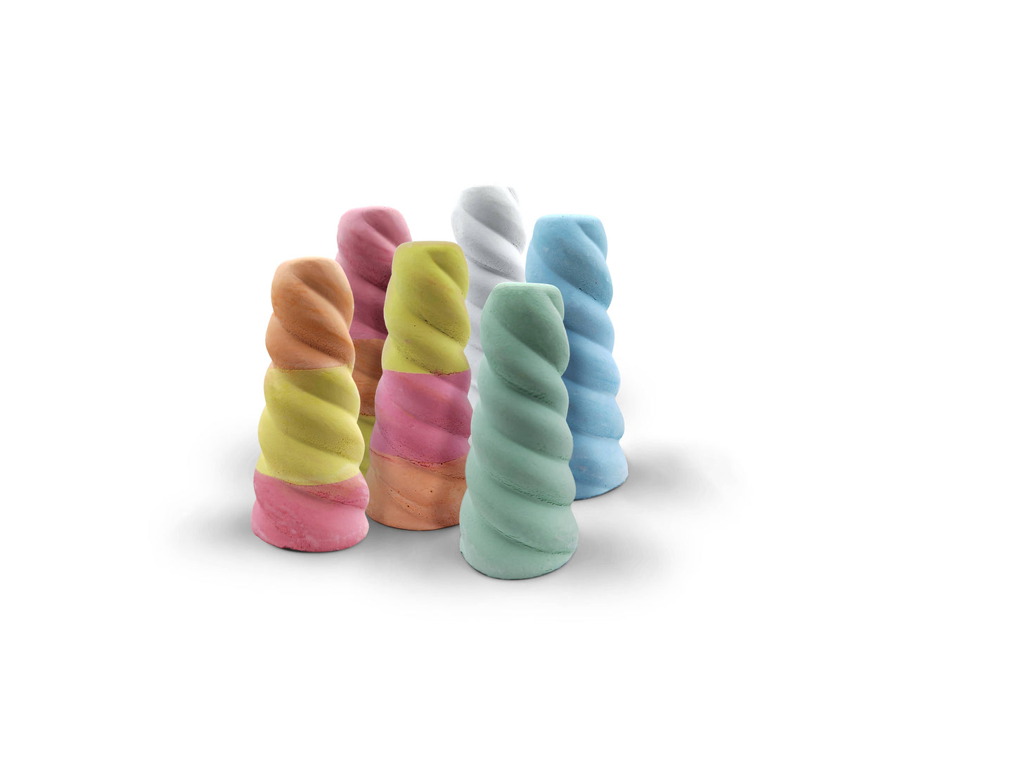 Malfix Einhorn-Kreide von Pustefix – sechs in Einhornhorn-Form gedrehte Straßenkreidestücke in Pastellfarben (Rosa, Gelb, Orange, Weiß, Mint und Hellblau)