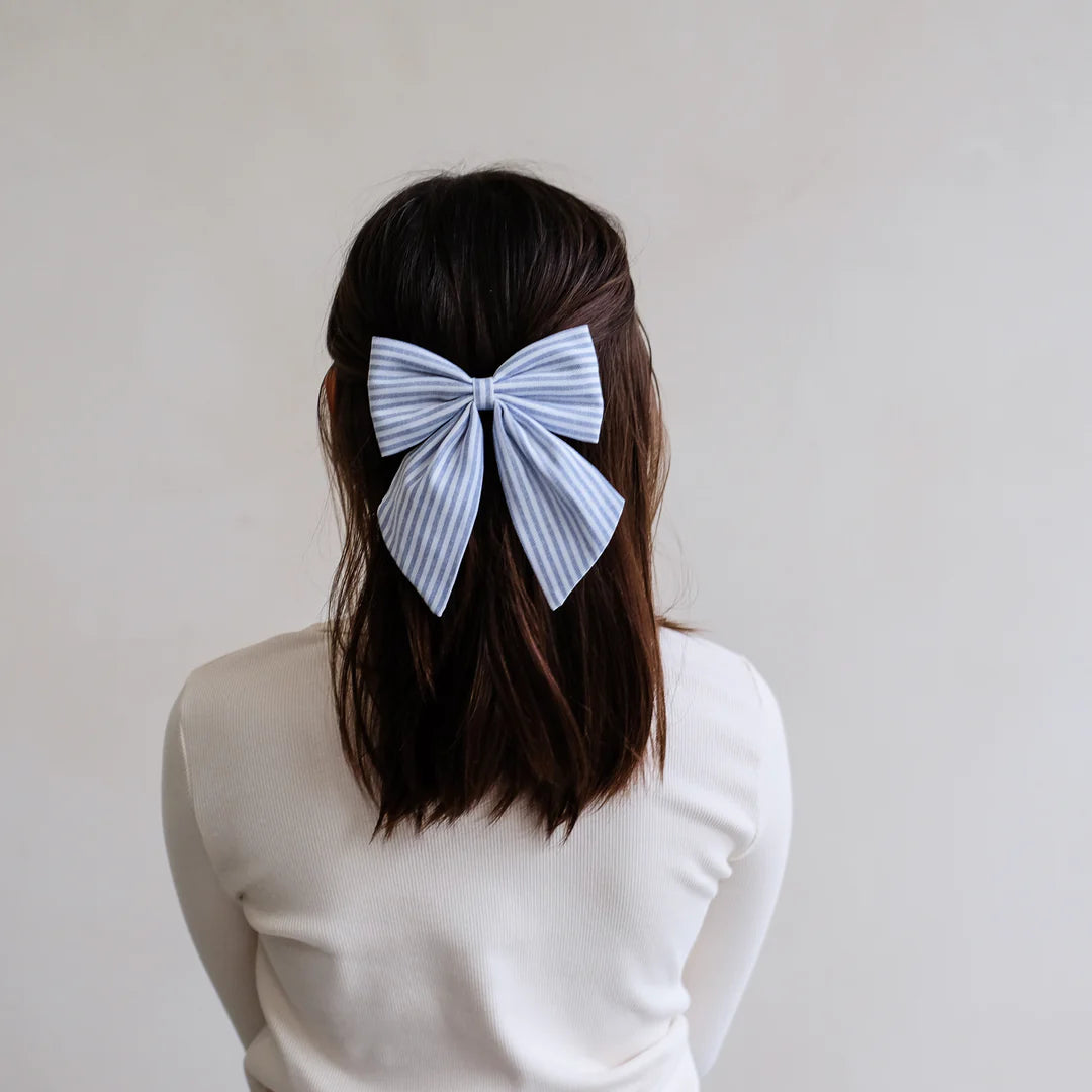 Mädchen trägt Haar-Schleife Agnes Bow Pack mit blau-weißen Streifen von Mimi & Lula – stylisches Kinder-Haaraccessoire im 2er Set