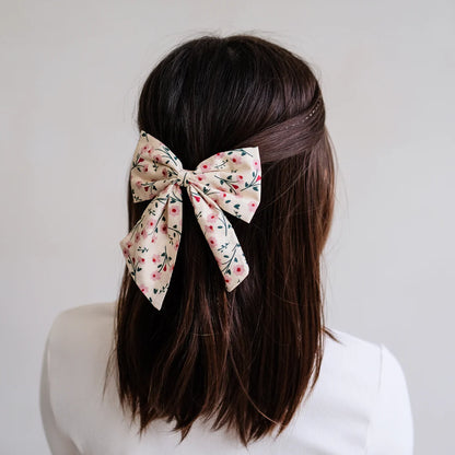 Mädchen trägt Haar-Schleife Agnes Bow Pack mit Blumenmuster von Mimi & Lula – stylisches Kinder-Haaraccessoire im 2er Set