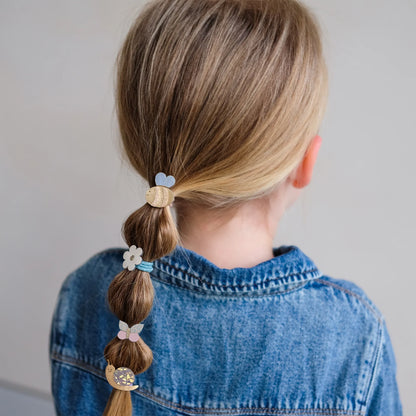 Kleine Haargummis mit Frühlings-Motiven von Mimi & Lula aus der Mini Beasts Kollektion, 8er Set mit Biene, Blume, Schmetterling und Schnecke, getragen als Bubble-Zopf im Haar eines Kindes mit Jeansjacke von hinten – verspielter Haarschmuck für Kinder und liebevolle Geschenkidee