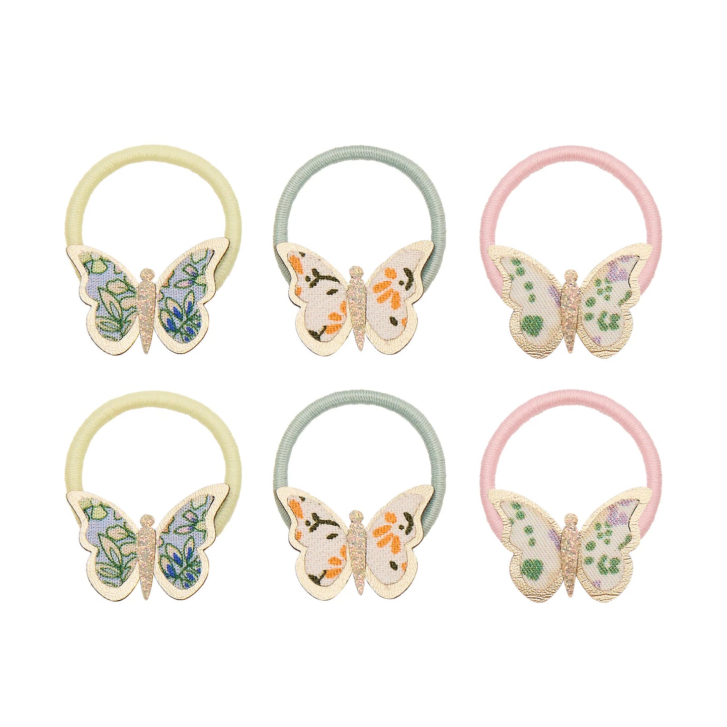 Haargummis mit Schmetterling-Motiv von Mimi & Lula, 6er Set in Pastelltönen Gelb, Mint und Rosa mit floral gemusterten Stoff-Schmetterlingen, aufgereiht und freigestellt vor weißem Hintergrund – frühlingshafter Haarschmuck für Kinder und liebevolle Geschenkidee