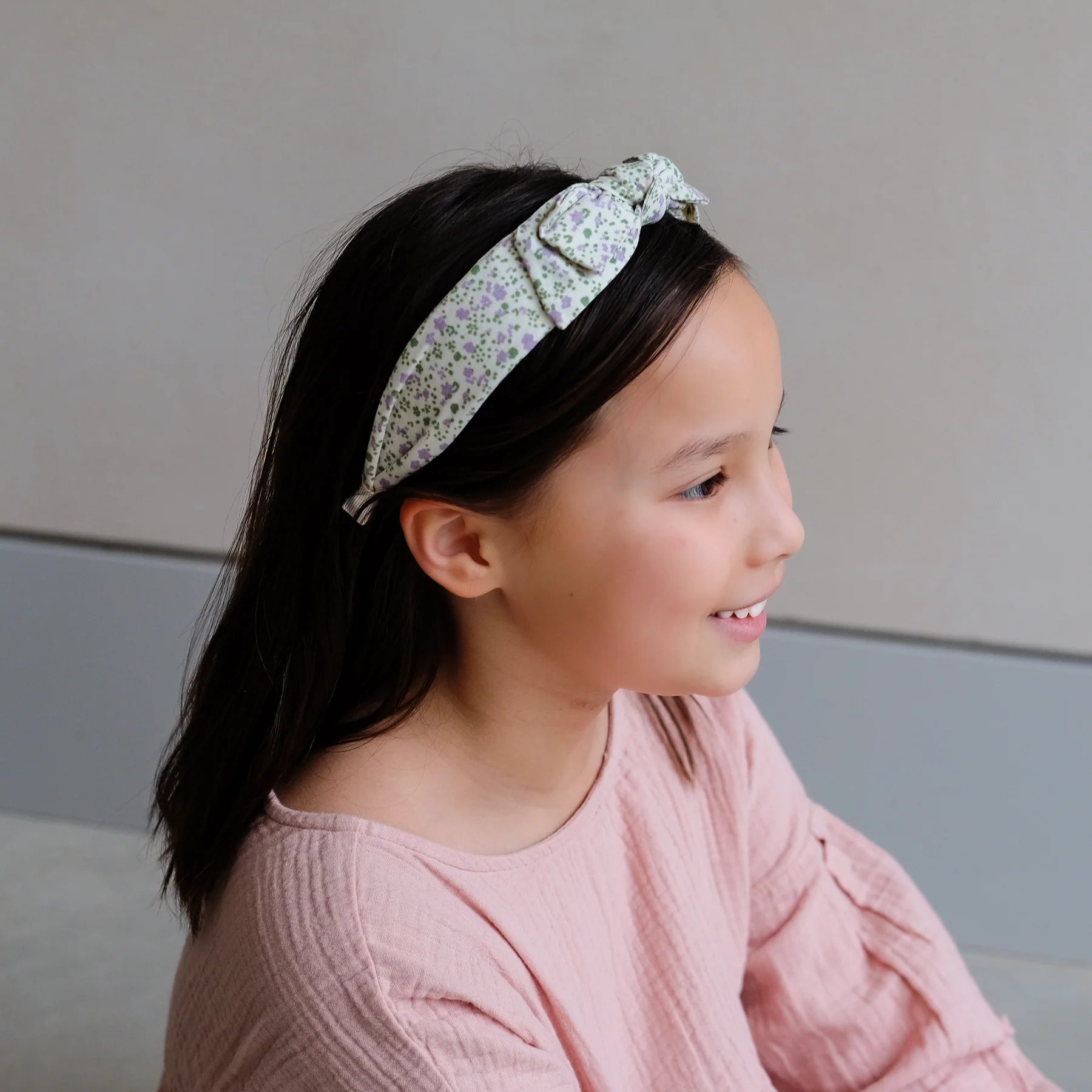 Mädchen trägt Haarreif Edie Alice mit lila Blumen-Motiv und Schleife von Mimi & Lula – stylisches Kinder-Haaraccessoire im Frühlings-Look