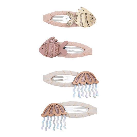 Haarspangen mit Fisch-Motiv von Mimi & Lula, 4er Set mit zwei Fischen und zwei Quallen in Creme- und Rosatönen mit Glitzer-Details, aufgereiht und freigestellt vor weißem Hintergrund – kinderfreundlicher Haarschmuck und liebevolle Geschenkidee
