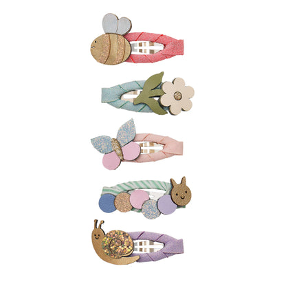 Haarspangen mit Frühlings-Motiven von Mimi & Lula, 5er Set mit Biene, Blume, Schmetterling, Raupe und Schnecke in Pastelltönen mit Glitzer-Details, aufgereiht und freigestellt vor weißem Hintergrund – kinderfreundlicher Haarschmuck und liebevolle Geschenkidee