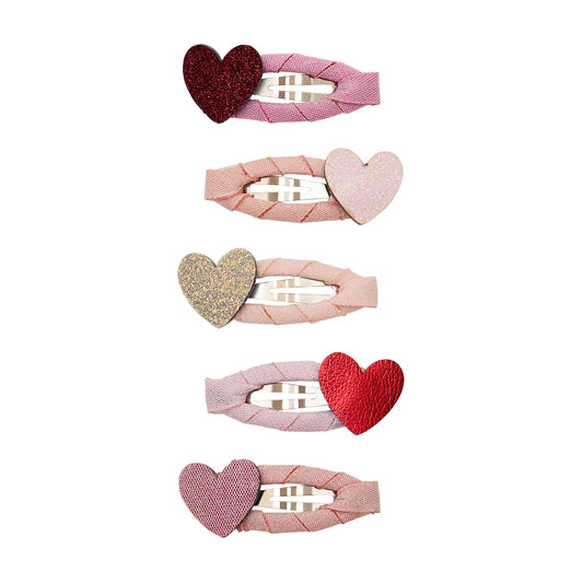 Haarspangen mit Herz-Motiven von Mimi & Lula, 5er Set mit Herzen in Dunkelrot, Hellrosa, Gold und Rot mit Glitzer- und Stoff-Details, aufgereiht und freigestellt vor weißem Hintergrund – kinderfreundlicher Haarschmuck und liebevolle Geschenkidee