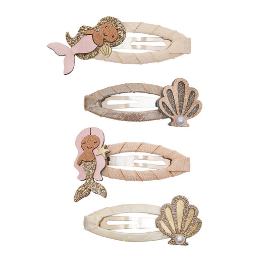 Haarspangen mit Meerjungfrauen-Motiv von Mimi & Lula, 4er Set mit zwei Meerjungfrauen und zwei Muscheln mit Perlen-Details in Rosa-, Creme- und Goldtönen mit Glitzer, aufgereiht und freigestellt vor weißem Hintergrund – kinderfreundlicher Haarschmuck und liebevolle Geschenkidee