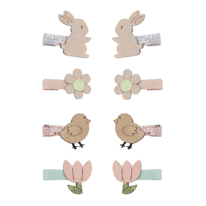 Kleine Osterhasen-Haarspangen von Mimi & Lula, 8er-Set mit Hasen, Blumen, Vögeln und Tulpen in zarten Pastelltönen, aufgereiht und freigestellt vor weißem Hintergrund – frühlingshafter Haarschmuck für Kinder und liebevolle Geschenkidee zu Ostern