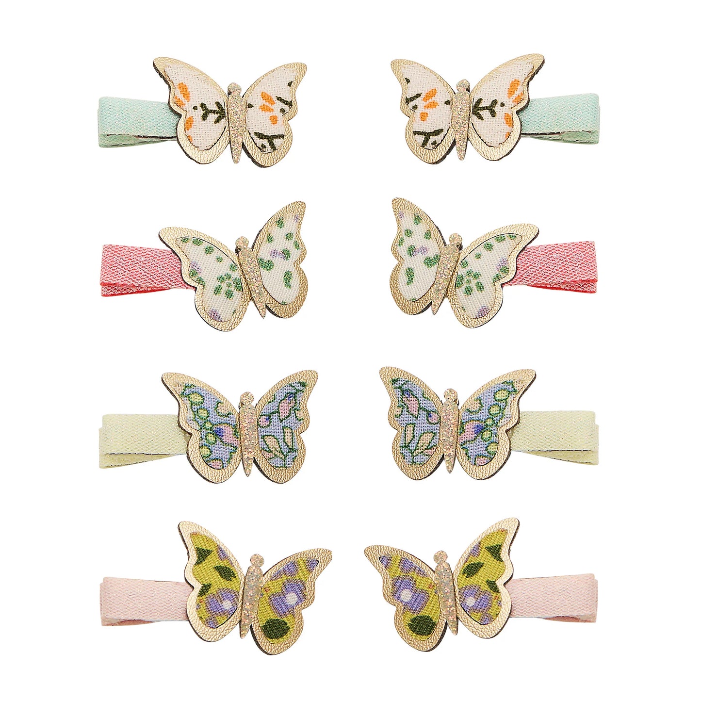 Kleine Schmetterling-Haarspangen von Mimi & Lula, 8er-Set mit floralen Schmetterlings-Motiven und Glitzer-Rand auf Stoffspangen in Mint, Rosa, Creme und Pastelltönen, aufgereiht und freigestellt vor weißem Hintergrund – kinderfreundlicher Haarschmuck und liebevolle Geschenkidee