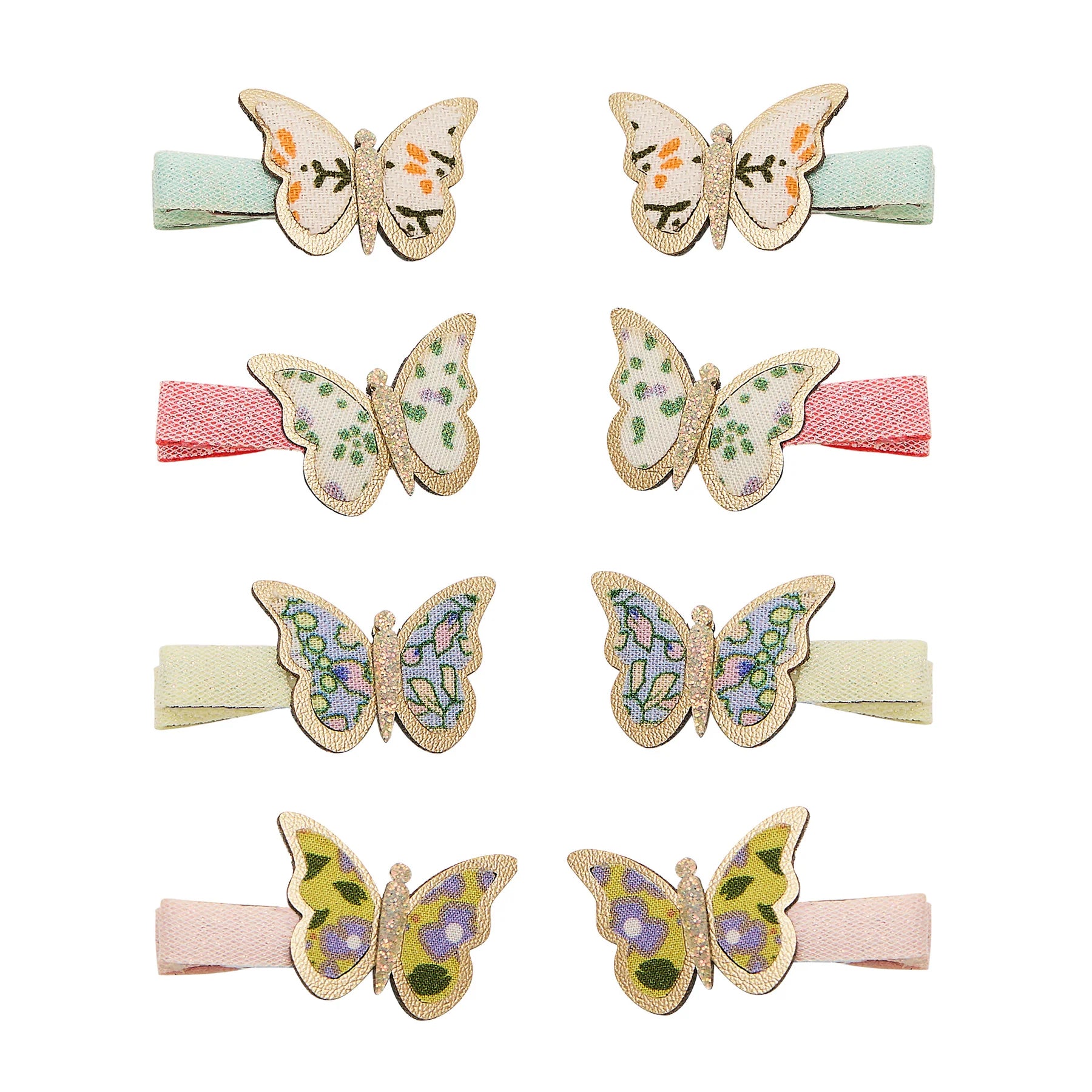 Kleine Schmetterling-Haarspangen von Mimi & Lula, 8er-Set mit floralen Schmetterlings-Motiven und Glitzer-Rand auf Stoffspangen in Mint, Rosa, Creme und Pastelltönen, aufgereiht und freigestellt vor weißem Hintergrund – kinderfreundlicher Haarschmuck und liebevolle Geschenkidee