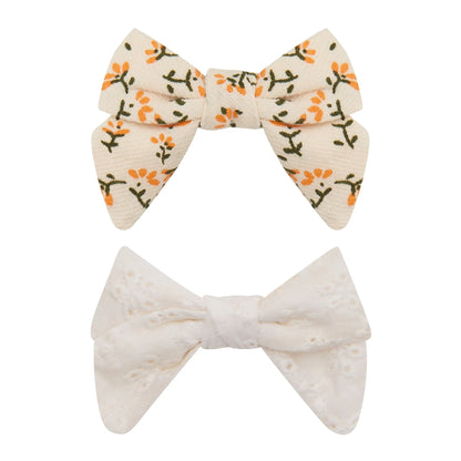 Haar-Schleifen Maggie Bow Clips von Mimi & Lula im 2er Set – stylische Kinder-Haarspangen mit Blumenmuster und Lochstickerei in Creme