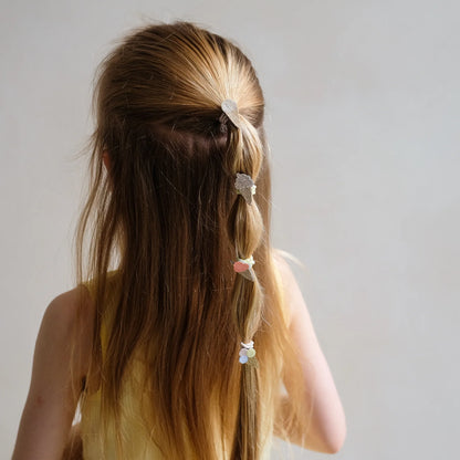 Mädchen mit langen Haaren trägt Mini Haargummis mit Eiscreme-Motiv von Mimi & Lula – stylisches Kinder-Haaraccessoire im 8er Set