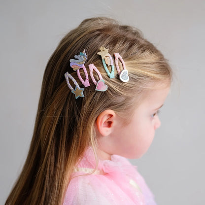 Mädchen trägt kleine Haarspangen mit Einhorn-, Stern- und Herz-Motiv von Mimi & Lula – stylisches Kinder-Haaraccessoire im 8er Set