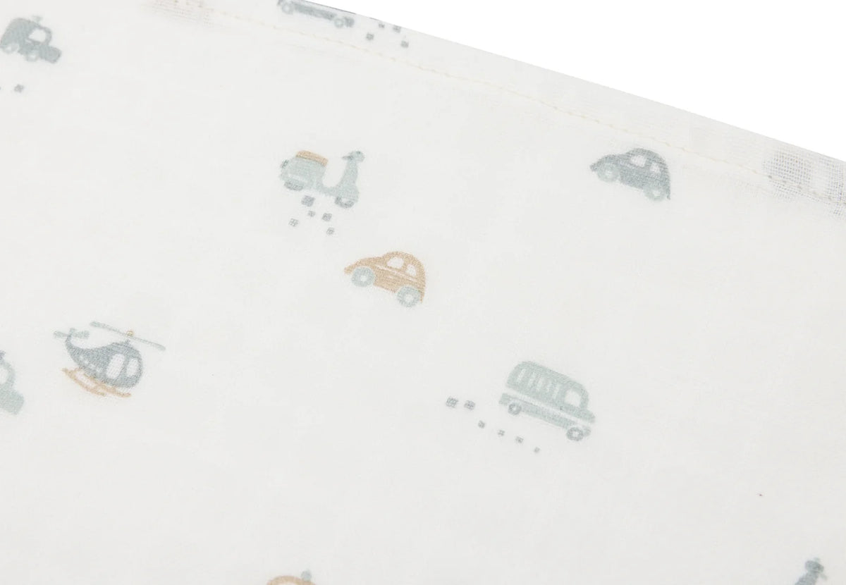 Mulltücher On the Go von Jollein im 3er Set – Stoffdetail mit Auto- und Fahrzeugmotiven