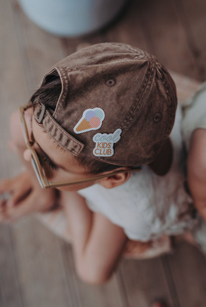 Kind mit Basecap trägt Pieksmichnicht Anti-Mücken-Sticker Cool Kids Edition – pflanzlicher Mückenschutz für Kinder