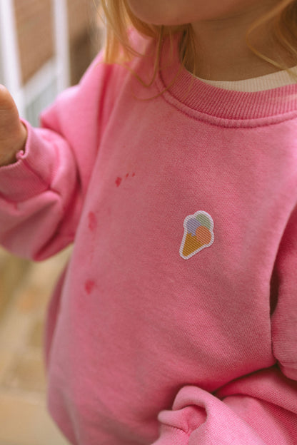 Mädchen trägt Pieksmichnicht Anti-Mücken-Sticker Cool Kids Edition mit Eis-Motiv auf der Kleidung – pflanzlicher Mückenschutz