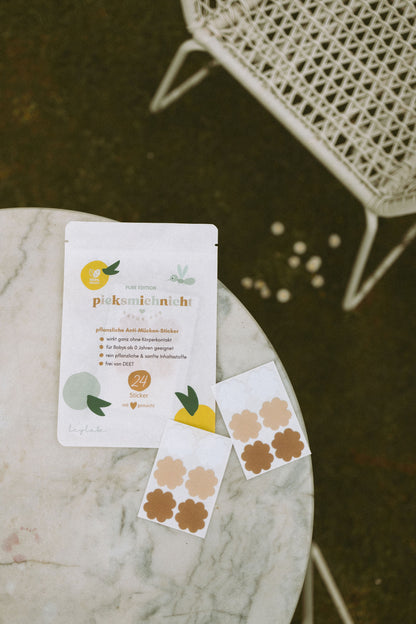 Pieksmichnicht Anti-Mücken-Sticker Pure Edition Verpackung mit Blumen-Stickerbögen in neutralen Farben