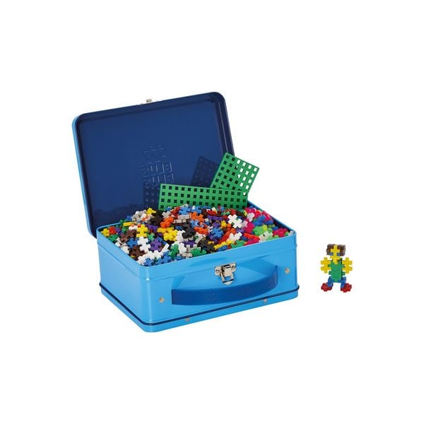 Plus-Plus 600 Kreativbausteine in Bunt und Neon in geöffneter blauer Metallbox mit grüner Bauplatte und kleiner Plus-Plus-Figur