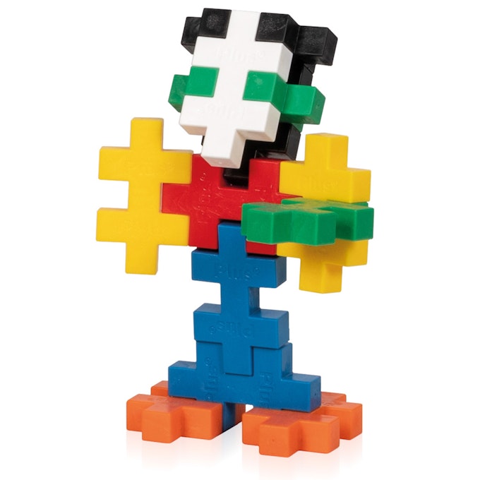 Bunte Figur aus Plus-Plus BIG Steinen mit schwarz-weißem Kopf, gelben Armen, rotem Körper, blauen Beinen und orangen Füßen – kreatives Konstruktionsspielzeug