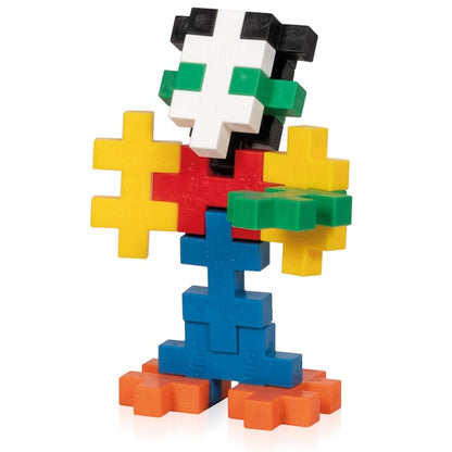 Bunte Figur aus Plus-Plus BIG Steinen mit schwarz-weißem Kopf, gelben Armen, rotem Körper, blauen Beinen und orangen Füßen – kreatives Konstruktionsspielzeug