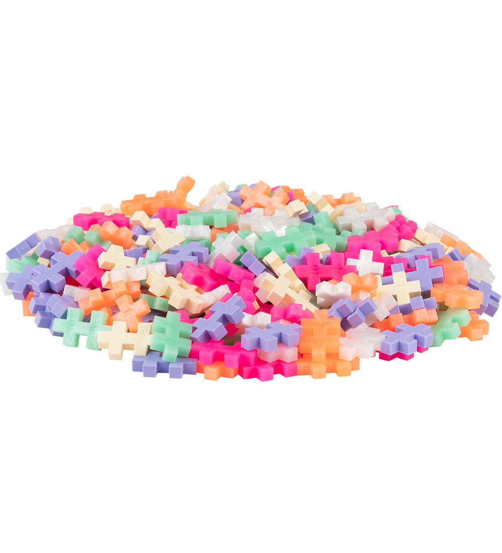 Haufen bunter Plus-Plus Pearl Bausteine in Pink, Orange, Lila, Mintgrün und Creme – Übersicht der enthaltenen Perlmutt-Farben