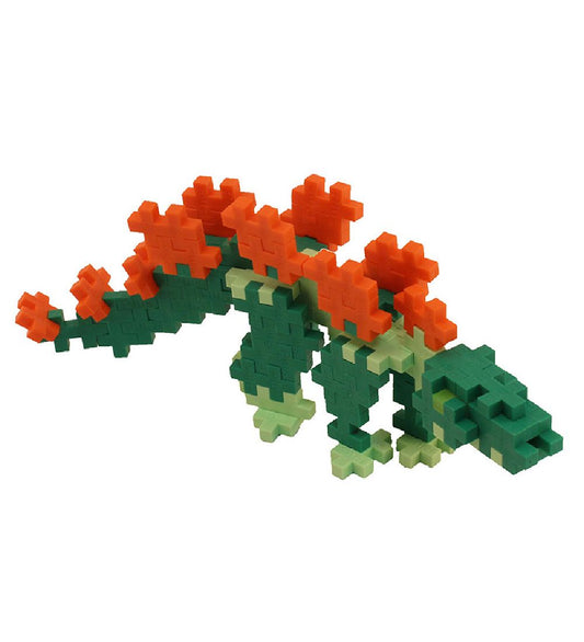 Fertig gebauter Stegosaurus aus dem Plus-Plus Set mit grünem Körper und orangefarbenen Rückenplatten als Bauwerk-Beispiel