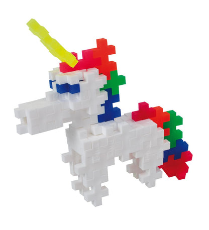Fertig gebautes Einhorn aus dem Plus-Plus Unicorn Set mit weißem Körper, gelbem Horn sowie bunter Mähne und Schweif