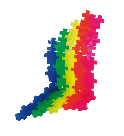 Regenbogen-Bauwerk aus Plus-Plus Steinen in Blau, Grün, Gelb und Rot – passend zum Plus-Plus Unicorn Set