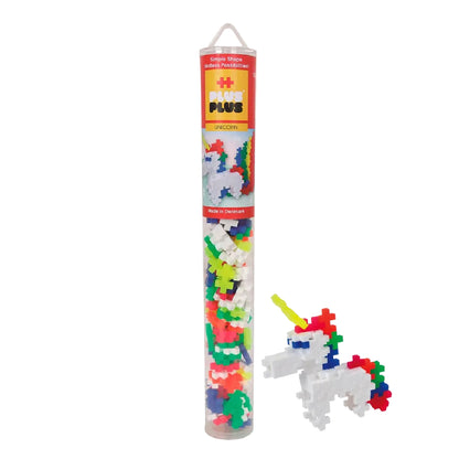 Plus-Plus Unicorn Tube mit allen Bausteinen und Anleitung zum Bauen eines Einhorns, daneben das fertig zusammengebaute Einhorn