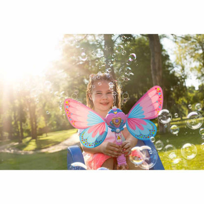Pustefix Seifenblasenpistole als Schmetterling mit Sound und Licht – Mädchen spielt im Park im Gegenlicht mit der Schmetterlings-Seifenblasenmaschine, umgeben von vielen schillernden Seifenblasen